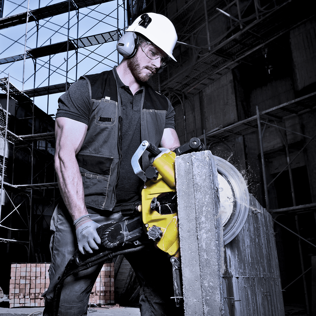 Profi im Einsatz mit der Cutronik CT290 auf einer Betonbaustelle